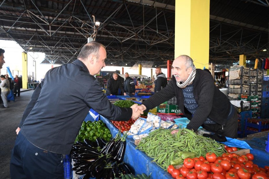 Kahvaltıyı pazarcılarla yaptı