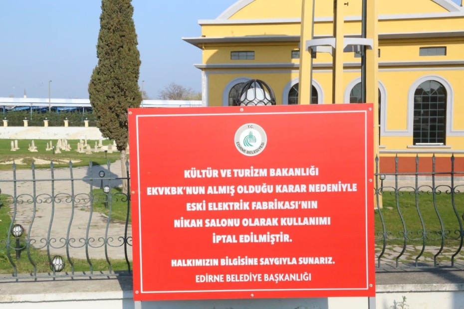 Derdini tabela ile anlattı