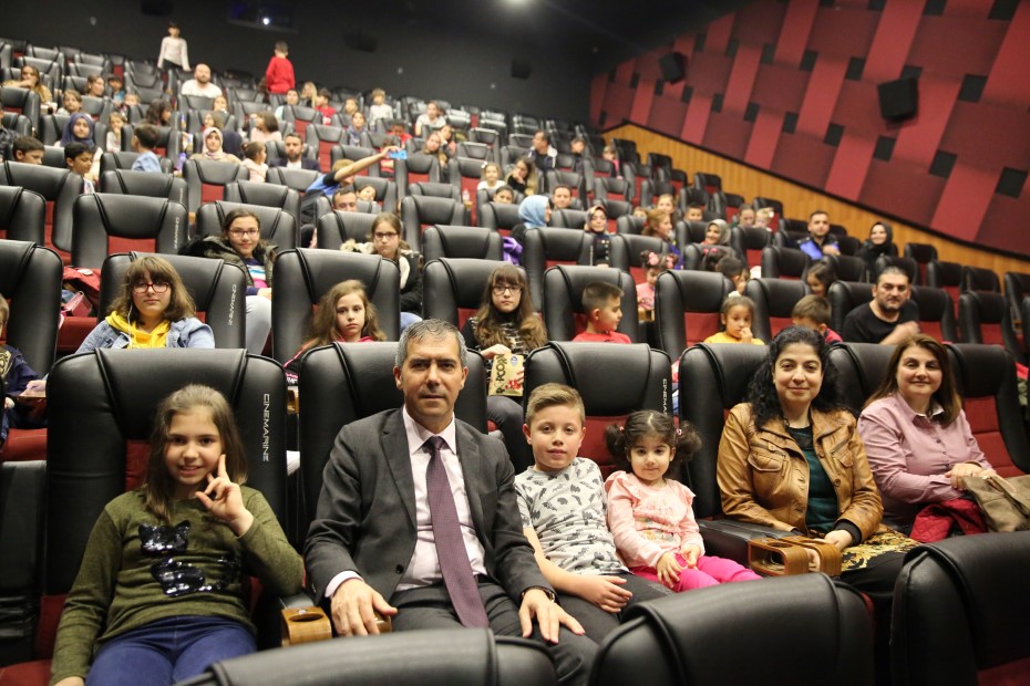 Çocuklarıyla birlikte çizgi film izlediler