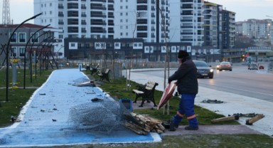 Alkollü sürücü, çocuk parkına çarptı 